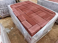 Бордюрный камень в стильном красном цвете